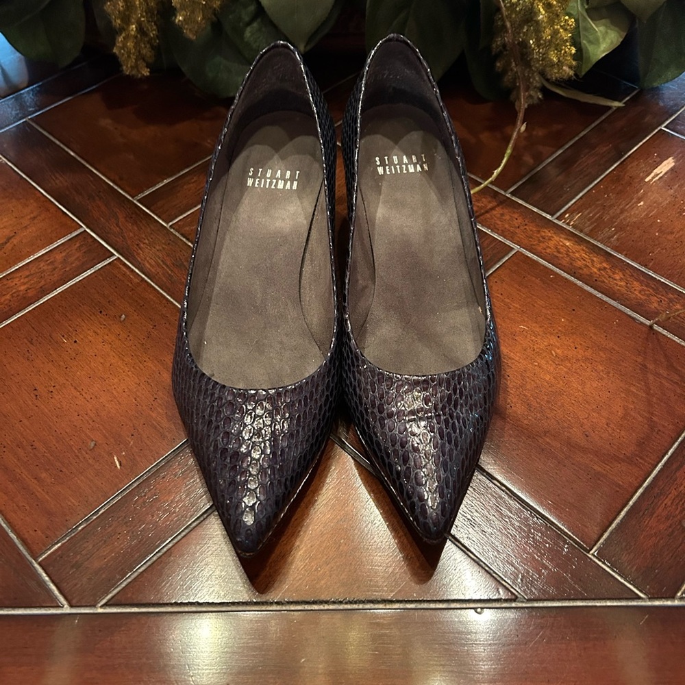 Stuart Weitzman Snake Embossed Navy Kitten Heels sz5.5
